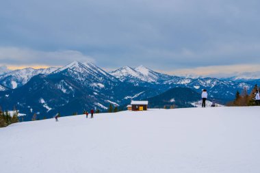 MARIAZELL AUSTRIA - 17 Şubat 2017, kayak ve snowboard sporu için Avusturya 'daki Brgeralpe Mariazell tatil beldesi, 11 km yamaçlara ve nakliye konuklarına 5 asansöre sahiptir..