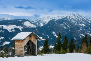 MARIAZELL AUSTRIA - 17 Şubat 2017: Kayak ve snowboard yapmak için Avusturya 'daki Brgeralpe Mariazell tatil beldesi, 11 km yamaçlara ve nakliye konuklarına 5 asansöre sahiptir..