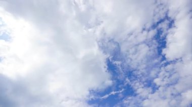 Bulutlar ve mavi güneşli gökyüzü, mavi gökyüzünde beyaz bulutlar, hava manzarası, doğa, mavi gökyüzü, beyaz açık hava. Zaman aşımı videosu 4 K.