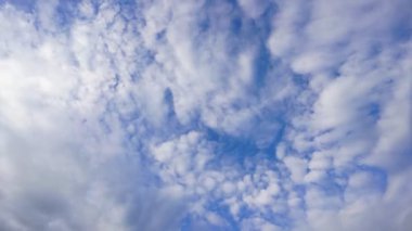Bulutlar ve mavi güneşli gökyüzü, mavi gökyüzünde beyaz bulutlar, hava manzarası, doğa, mavi gökyüzü, beyaz açık hava. Zaman aşımı videosu 4 K.