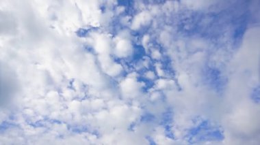 Bulutlar ve mavi güneşli gökyüzü, mavi gökyüzünde beyaz bulutlar, hava manzarası, doğa, mavi gökyüzü, beyaz açık hava. Zaman aşımı videosu 4 K.