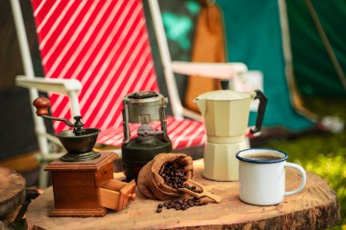 Eski ahşap masa üzerinde antika kabin çadırı, antika yağ lambası, retro sandalyeler, kamp çadırları grubu ve yumuşak odak.