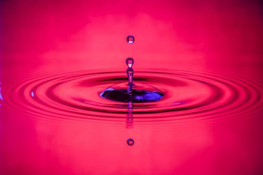 Su damlaları su yüzeyine sıçrar.. 