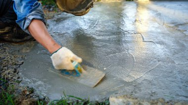 Beton döşeyen duvarcı evin içinde beton bir zemin oluşturmak için, yumuşak odaklı.