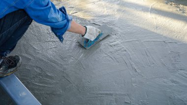 Beton döşeyen duvarcı evin içinde beton bir zemin oluşturmak için, yumuşak odaklı.