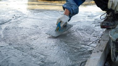Beton döşeyen duvarcı evin içinde beton bir zemin oluşturmak için, yumuşak odaklı.