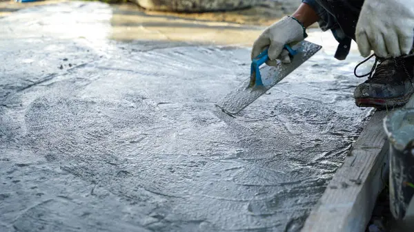 Beton döşeyen duvarcı evin içinde beton bir zemin oluşturmak için, yumuşak odaklı.