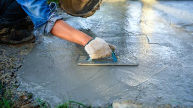 Beton döşeyen duvarcı evin içinde beton bir zemin oluşturmak için, yumuşak odaklı.