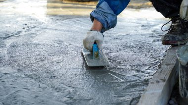 Beton döşeyen duvarcı evin içinde beton bir zemin oluşturmak için, yumuşak odaklı.