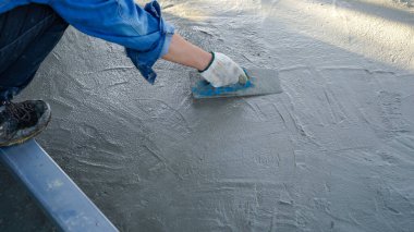 Beton döşeyen duvarcı evin içinde beton bir zemin oluşturmak için, yumuşak odaklı.