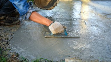 Beton döşeyen duvarcı evin içinde beton bir zemin oluşturmak için, yumuşak odaklı.