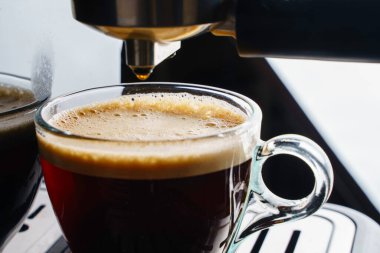 Kahve fincanına kahve dolduruyorum. Kapatın. Utomatik kahve makinesi..