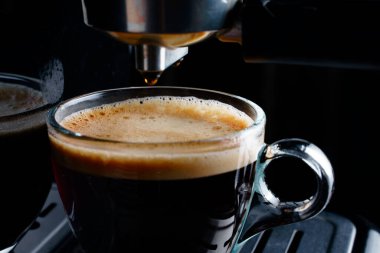 Kahve fincanına kahve dolduruyorum. Kapatın. Utomatik kahve makinesi..