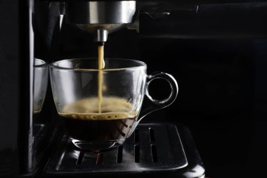 Kahve fincanına kahve dolduruyorum. Kapatın. Utomatik kahve makinesi..