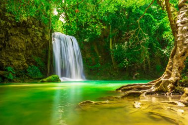 Erawan Şelalesi, Kanchanaburi, Tayland 'da bulunan güzel bir kaya şelalesidir. Hot Springs Onsen Doğal Hamamı, Şelaleler ve Erawan Ulusal Parkı 'ndaki zümrüt mavisi suda yüzen balıklar..