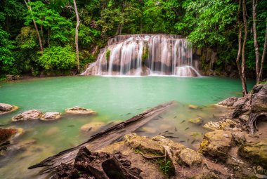 Erawan Şelalesi, Kanchanaburi, Tayland 'da bulunan güzel bir kaya şelalesidir. Hot Springs Onsen Doğal Hamamı, Şelaleler ve Erawan Ulusal Parkı 'ndaki zümrüt mavisi suda yüzen balıklar..