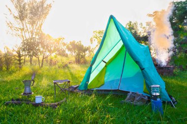 Sabahın köründe ormanda kamp çadırı.
