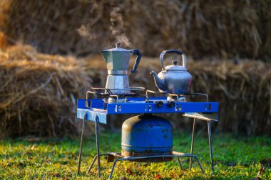 Sabahları bahçedeki mavi gaz ocağında Moka çömleği..