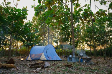 Geceleri kamp çadırları ve kamp alanında açık kahve yapma tesisleri.