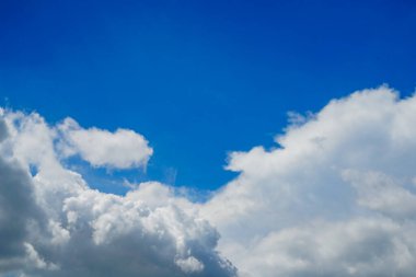 Bulutlar ve mavi güneşli gökyüzü, mavi gökyüzünde beyaz bulutlar, havadan görüş, doğa, mavi gökyüzü, beyaz açık hava.