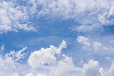 Bulutlar ve mavi güneşli gökyüzü, mavi gökyüzünde beyaz bulutlar, havadan görüş, doğa, mavi gökyüzü, beyaz açık hava.