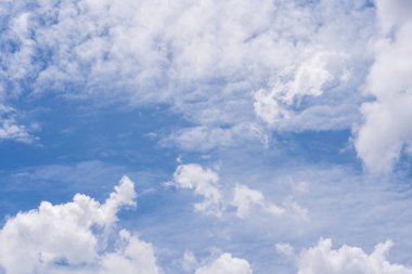 Bulutlar ve mavi güneşli gökyüzü, mavi gökyüzünde beyaz bulutlar, havadan görüş, doğa, mavi gökyüzü, beyaz açık hava.