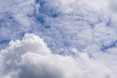 Bulutlar ve mavi güneşli gökyüzü, mavi gökyüzünde beyaz bulutlar, havadan görüş, doğa, mavi gökyüzü, beyaz açık hava.