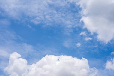 Bulutlar ve mavi güneşli gökyüzü, mavi gökyüzünde beyaz bulutlar, havadan görüş, doğa, mavi gökyüzü, beyaz açık hava.