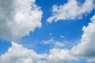 Bulutlar ve mavi güneşli gökyüzü, mavi gökyüzünde beyaz bulutlar, havadan görüş, doğa, mavi gökyüzü, beyaz açık hava.