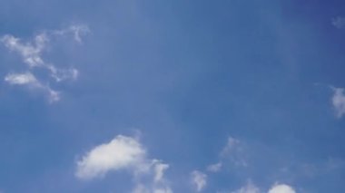 Bulutlar ve mavi güneşli gökyüzü, mavi gökyüzünde beyaz bulutlar, hava manzarası, doğa, mavi gökyüzü, beyaz açık hava. Zaman aşımı videosu 4 K.