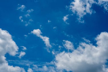 Parlak mavi gökyüzü beyaz kabarık bulutlar ile