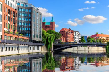 Berlin 'in merkezinin Spree, Almanya üzerindeki köprüsünün güzel klasik mimarisi.