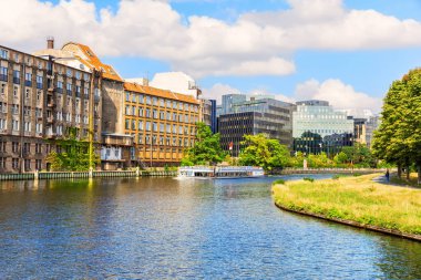 Berlin 'in Spree nehrinin kıyısındaki resim gibi binalar, Almanya.