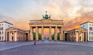 Ünlü Brandenburg Kapısı veya Brandenburger Tor Berlin, Almanya 'nın ziyaret yeri.