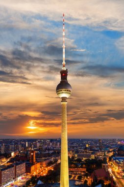 Berlin şehrinin gökyüzü manzarası geceleyin aydınlandı, Almanya.