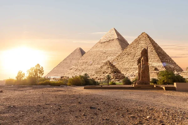 Egyptens Stora Pyramider Vid Kolossala Statyer Kungarnas Dal Luxor — Stockfoto