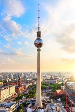 Berlin 'in gökyüzü manzarası. Kızıl Şehir Binası ve TV Kulesi gün batımında, Almanya..