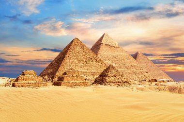 Büyük Giza Piramitleri renkli bir çöl göğünün altında, Mısır.