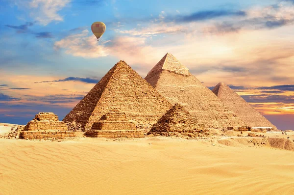 Grote Piramides Van Egypte Onder Een Kleurrijke Woestijnlucht Gizeh — Stockfoto