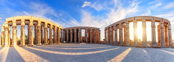 Büyük Güneş Mahkemesi, Mısır 'daki Lüksör Tapınağı' nın bir hipotenüs salonu..