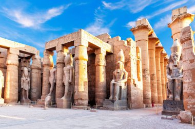 Güzel Luxor tapınağı, Mısır 'ın Ramses II heykellerinin yakınındaki ilk pilon kalıntıları..