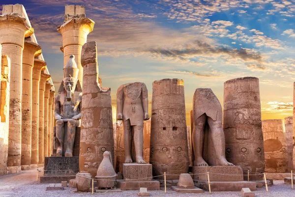 Pátio Templo Luxor Estátuas Ramsés Egito — Fotografia de Stock