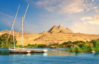 Aswan 'ın Nil' deki yelkenlileriyle piramitlere giden manzarası, Mısır.