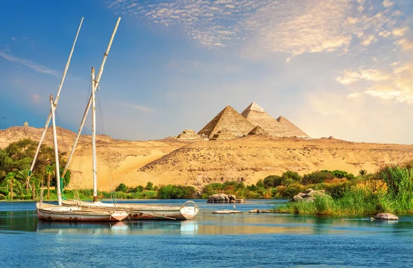 Aswan Nil Deki Yelkenlileriyle Piramitlere Giden Manzarası Mısır — Stok fotoğraf