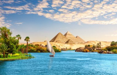 Nil 'de yelkenli teknesi ile güzel Nil manzarası Piramitlere giderken, Aswan, Mısır.