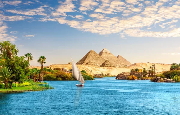 Hermoso Paisaje Del Nilo Con Velero Nilo Camino Las Pirámides —  Fotos de Stock