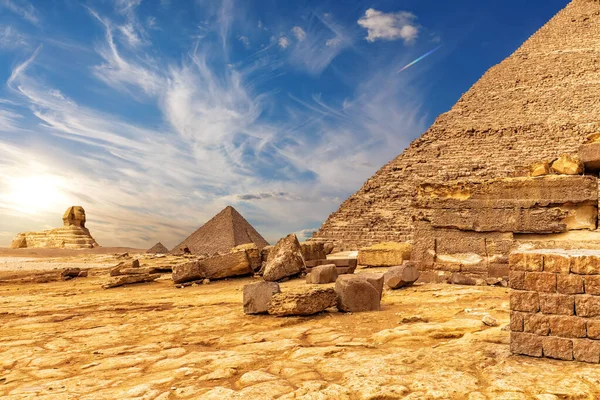 吉萨金字塔在通往埃及大狮身人面像的路上 — 图库照片