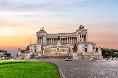 Venedik Meydanı 'ndan Vittoriano ya da Sunak, gün batımı manzaralı, Roma, İtalya.