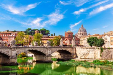 Tiber Nehri üzerindeki Aelian Köprüsü ve St. Peters Katedrali, Roma, İtalya.