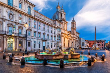 Moor Fountain ve Basilica 'lı Navona Meydanı veya Piazza Navona, Roma, İtalya.
